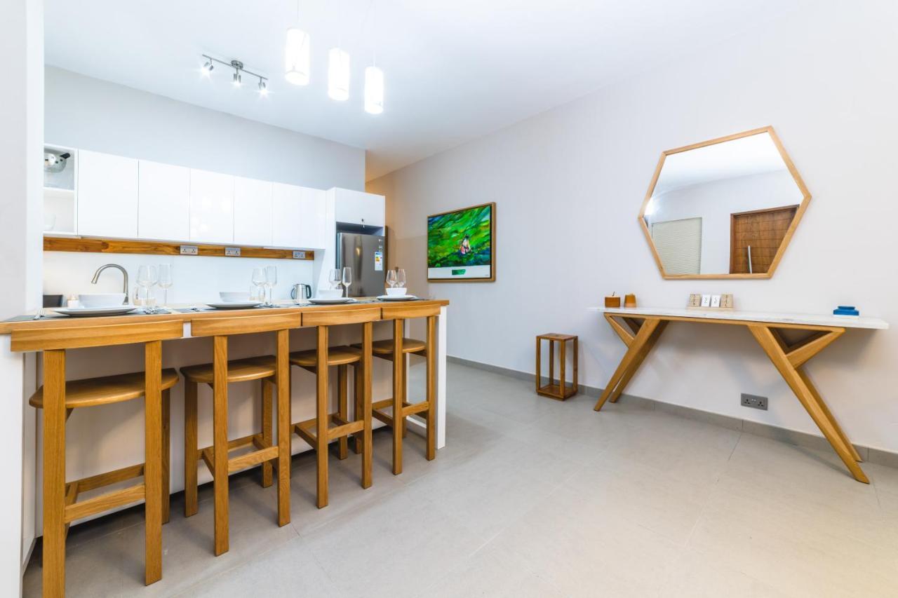 One Bay Residence Unit 15 - Penthouse With Private Roof Top, Jacuzzi And Sea View 格兰贝伊 外观 照片